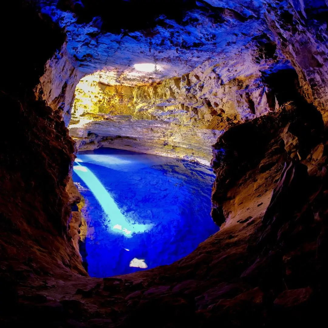 Feixe de luz azul atravessando a água transparente no fundo do Poço Encantado
